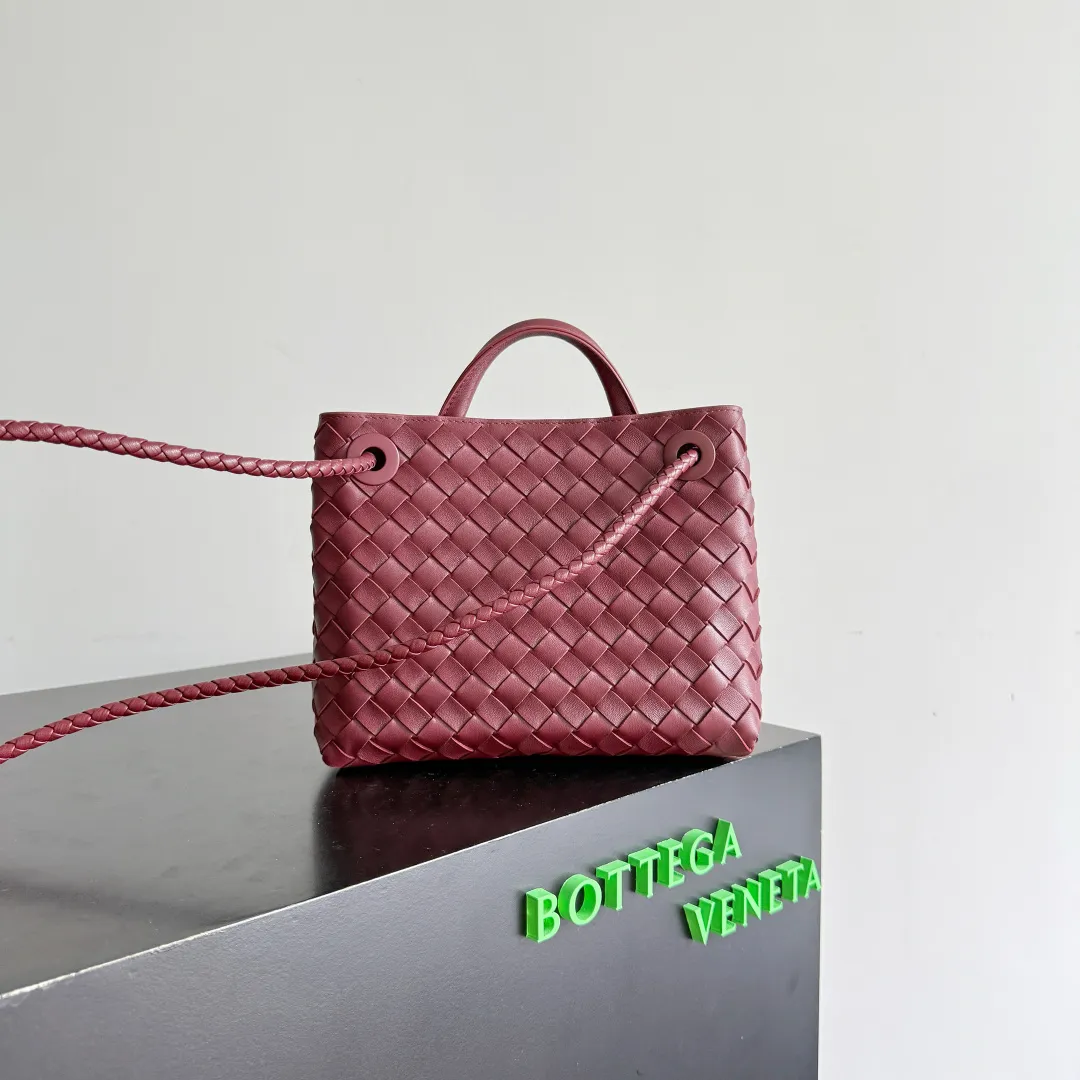 The new Andiamo batch of 3060 BV is shipped‼ ️The classic intercciato weaving process is used to create a soft bag, the metal knot is made of micro-cast aluminum using jewelry technology🪢, and the decorative beads are made of metal and hand-polished oak, allowing you to jump repeatedly between elegance and fun💃, making it unpredictable. Classic and versatile, it shows off your temperament, and the bag has a large capacity, making it very convenient for daily commuting! It has a variety of carrying methods, the shoulder straps can be adjusted by yourself, the original lambskin feels soft and delicate, and the unisex style breaks gender boundaries and brings a more practical and long-lasting use experience. The Andiamo, which has both elegant and casual styles, perfectly interprets the "fashionable old money style". Style number: 743568+wood hardware Color: Barro Red Size: 25*22*10.5cm